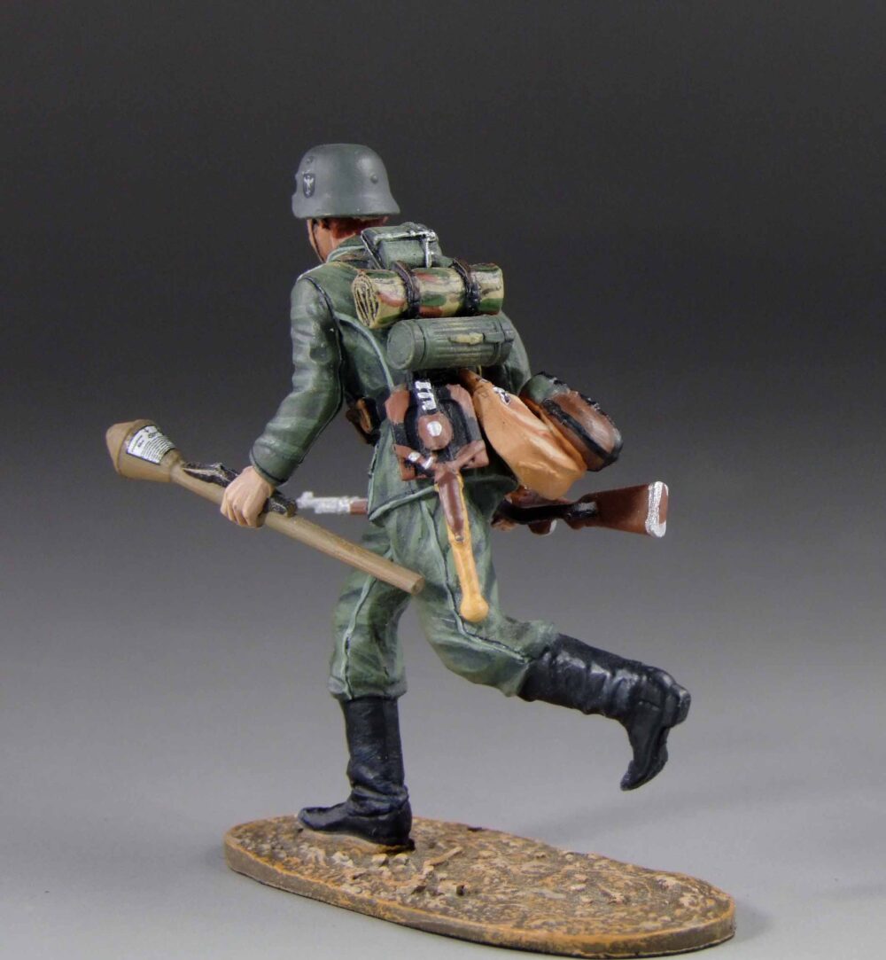 GER027 German Infantry Running with rifle and Panzerfaust - Image 4