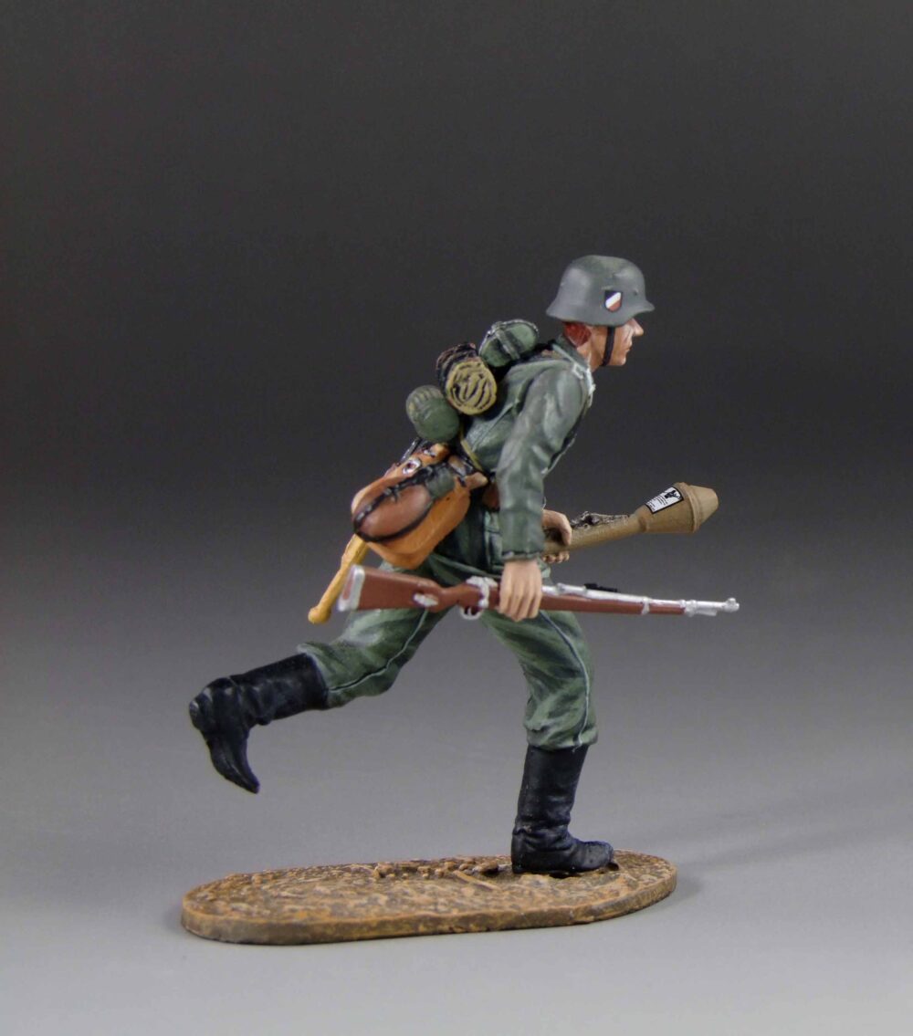 GER027 German Infantry Running with rifle and Panzerfaust - Image 3